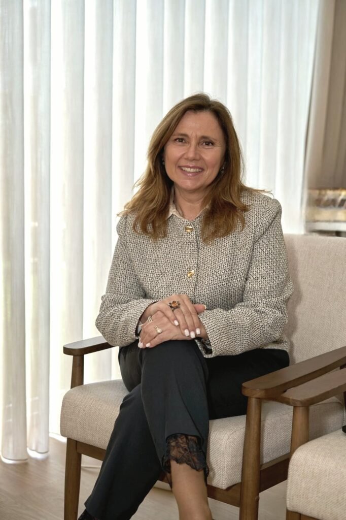 Isabel da Fonseca sentada numa poltrona, com um sorriso natural