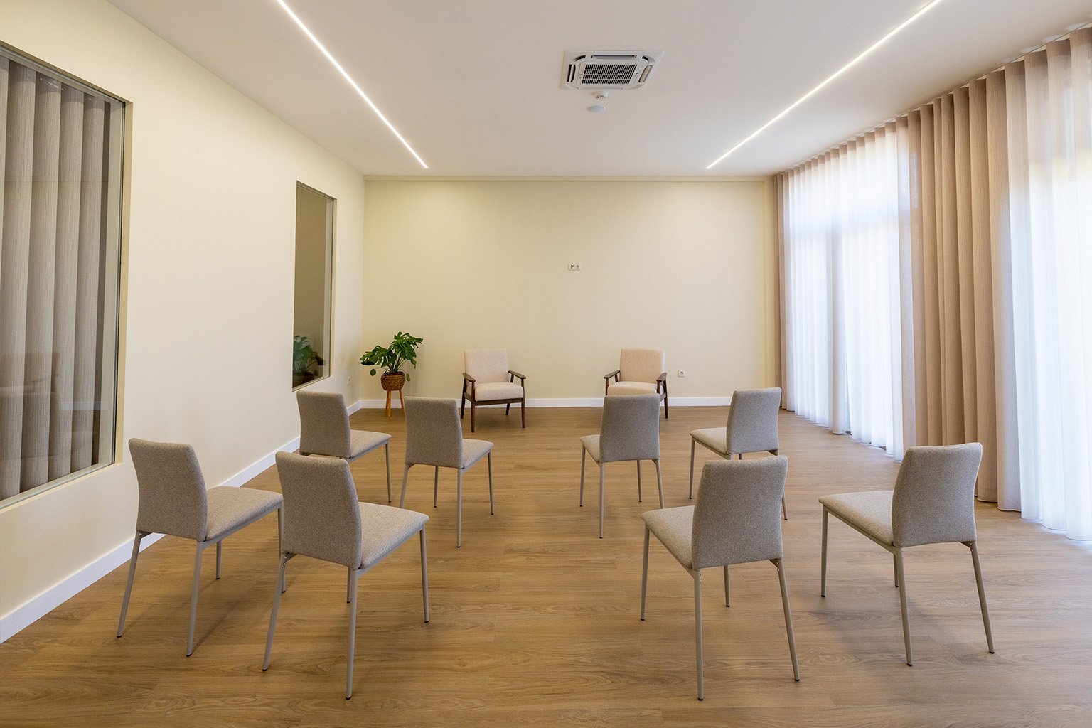 Sala de eventos do My Coplace na Maia, com luz natural
