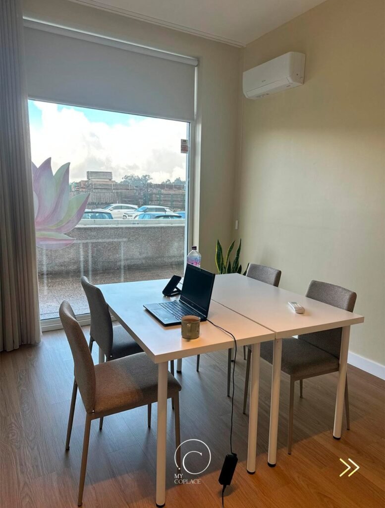Sala de reuniões com mesa comprida e luz natural quente